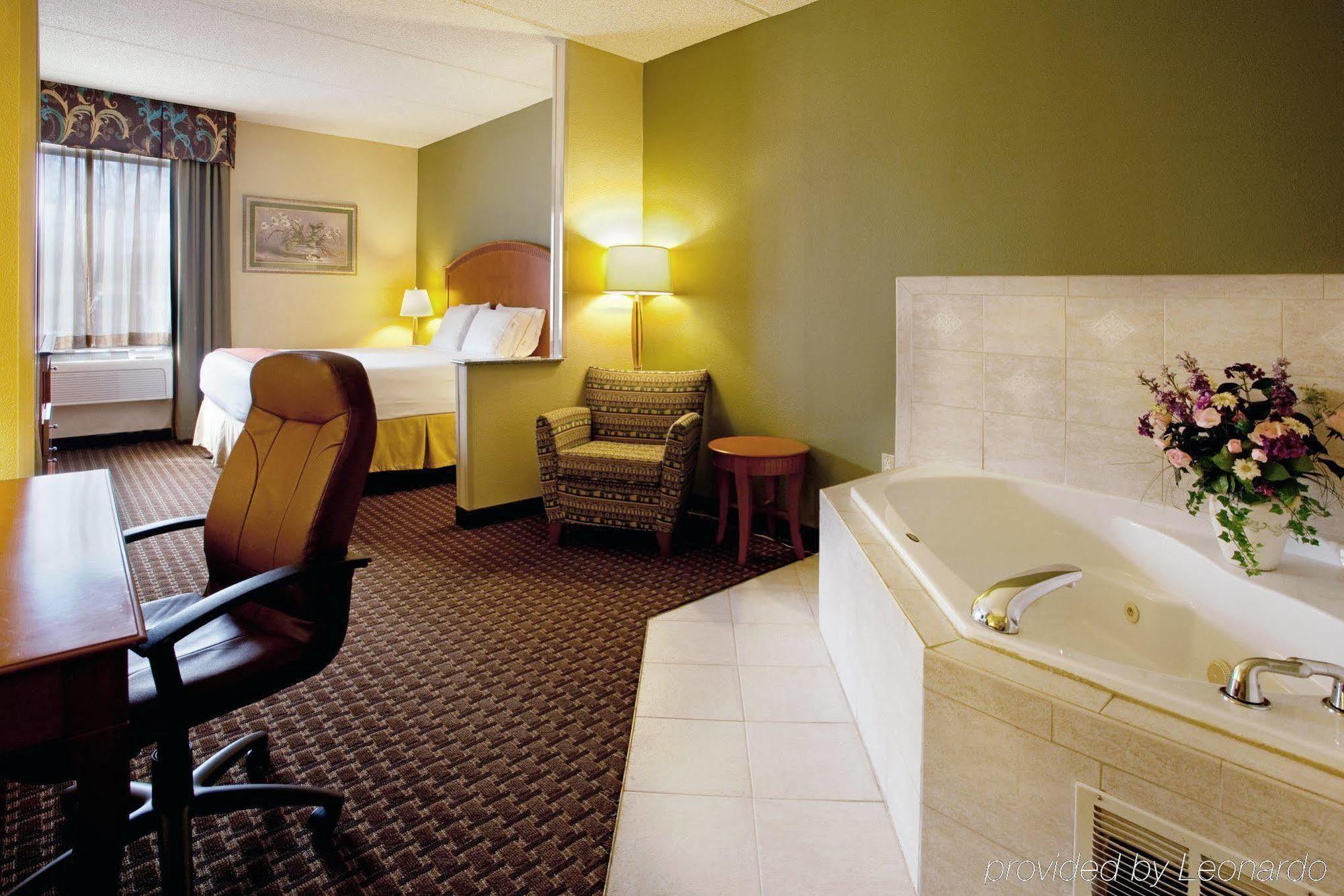Holiday Inn Express & Suites Charlotte Arpt-Belmont By Ihg Cameră foto